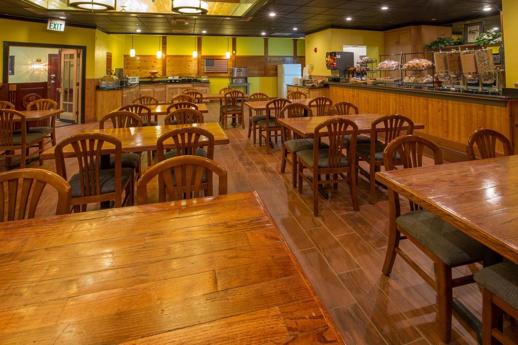 Ramada By Wyndham Medford Hotel & Conference Center ภายนอก รูปภาพ