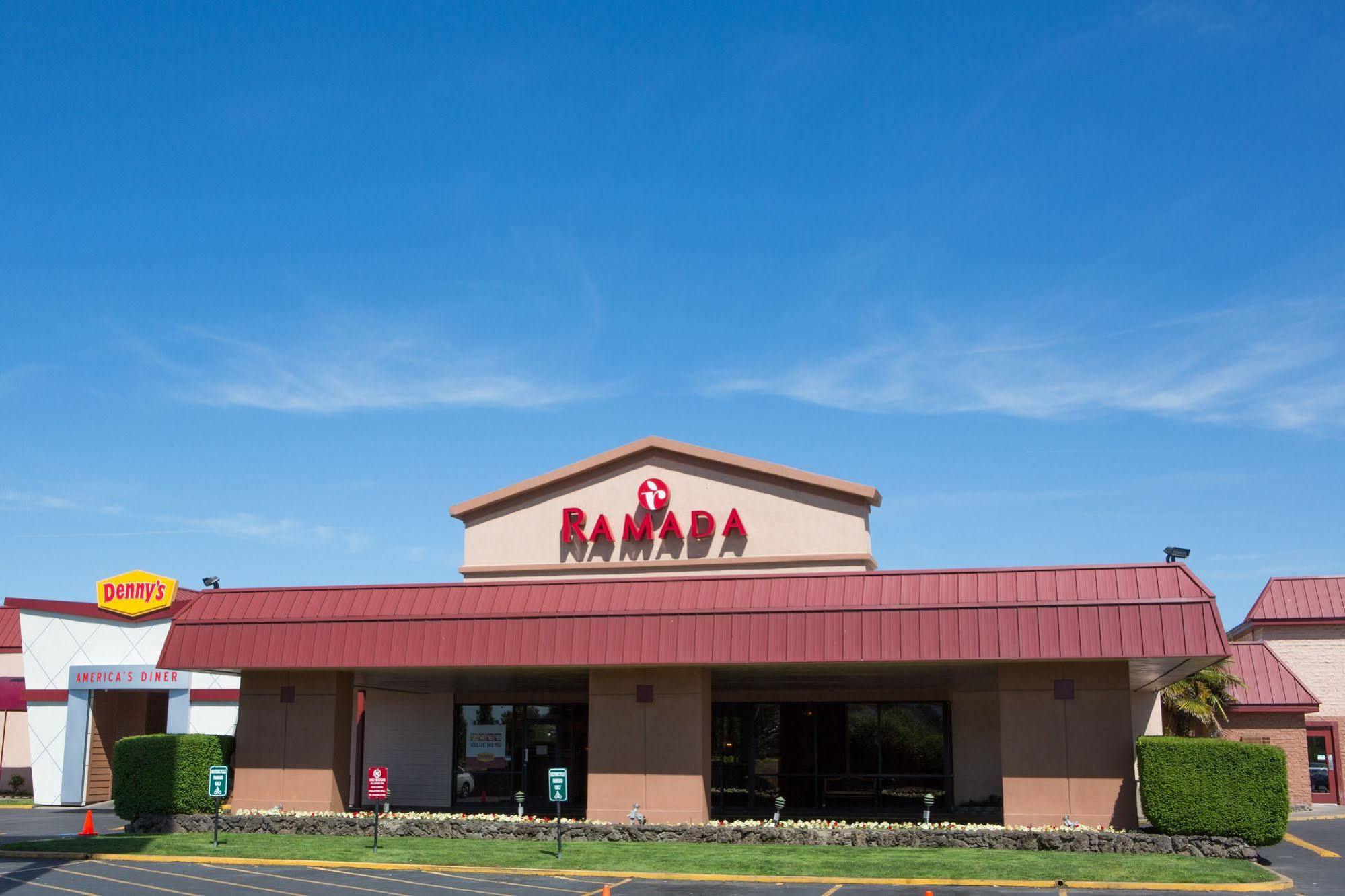 Ramada By Wyndham Medford Hotel & Conference Center ภายนอก รูปภาพ