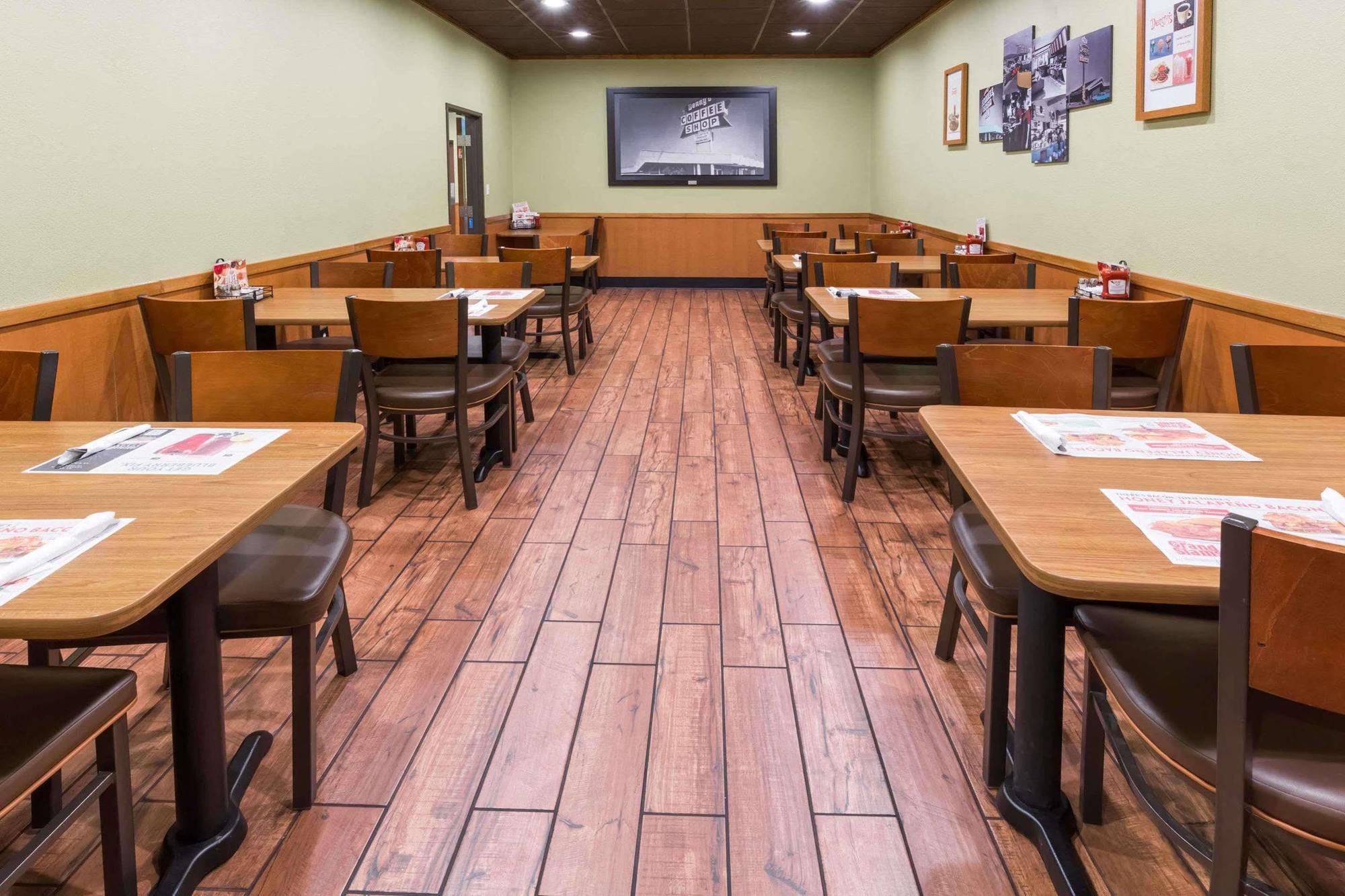 Ramada By Wyndham Medford Hotel & Conference Center ภายนอก รูปภาพ