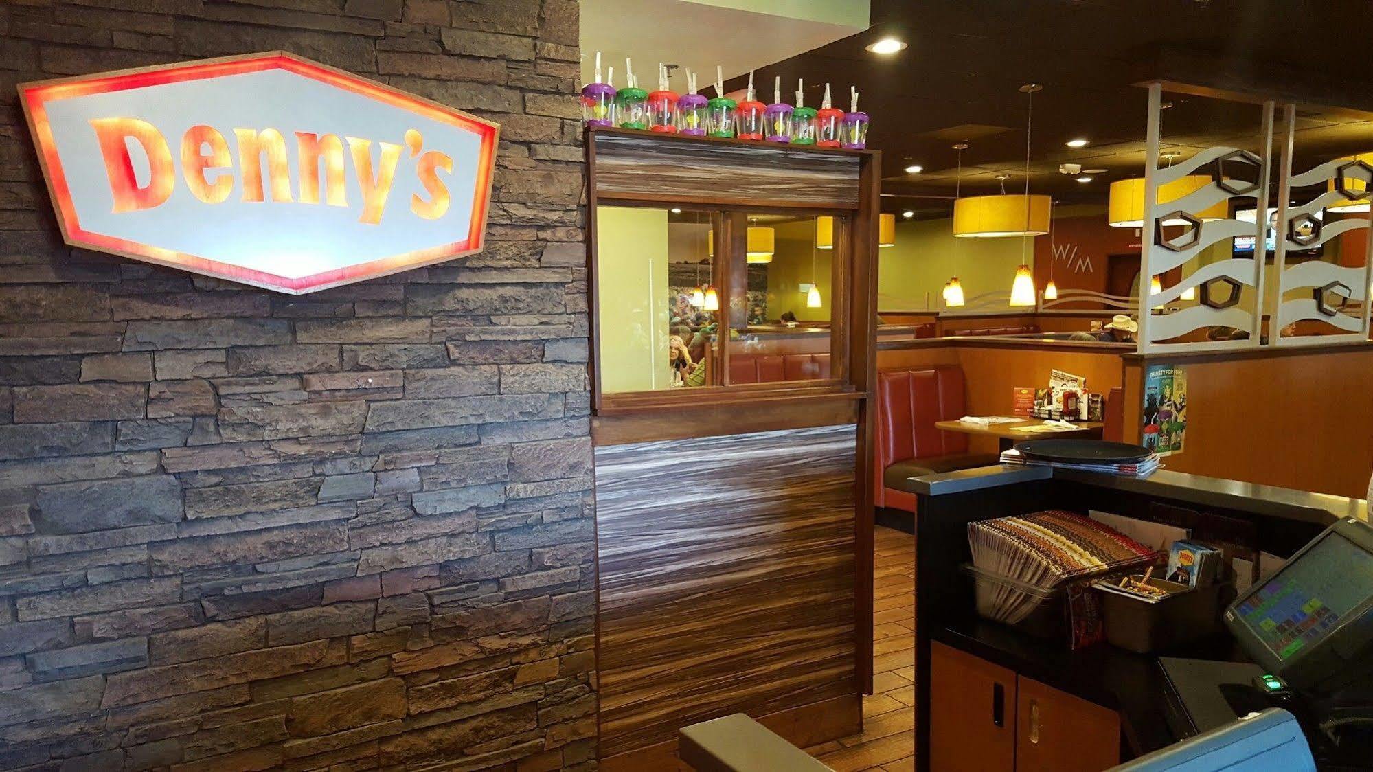 Ramada By Wyndham Medford Hotel & Conference Center ภายนอก รูปภาพ
