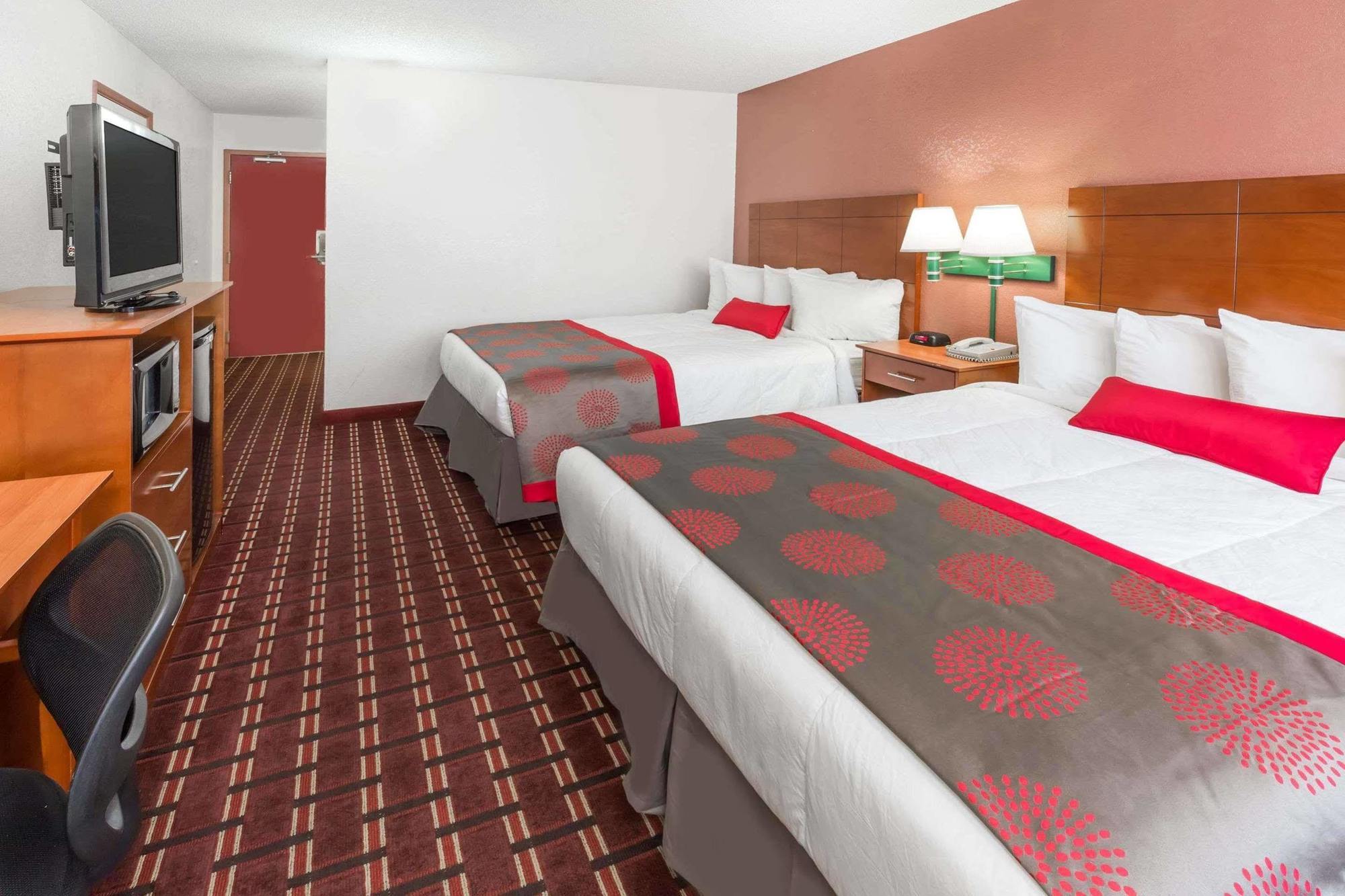 Ramada By Wyndham Medford Hotel & Conference Center ภายนอก รูปภาพ