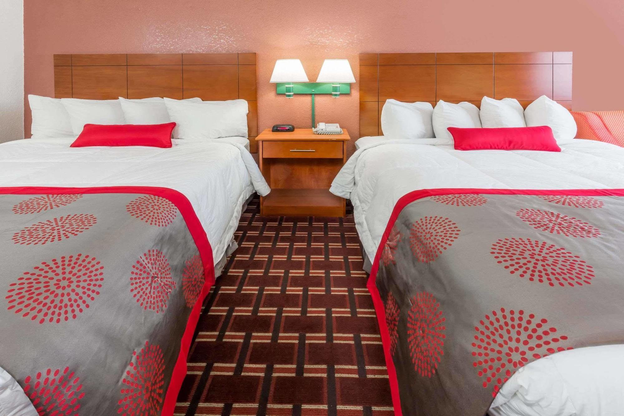 Ramada By Wyndham Medford Hotel & Conference Center ภายนอก รูปภาพ