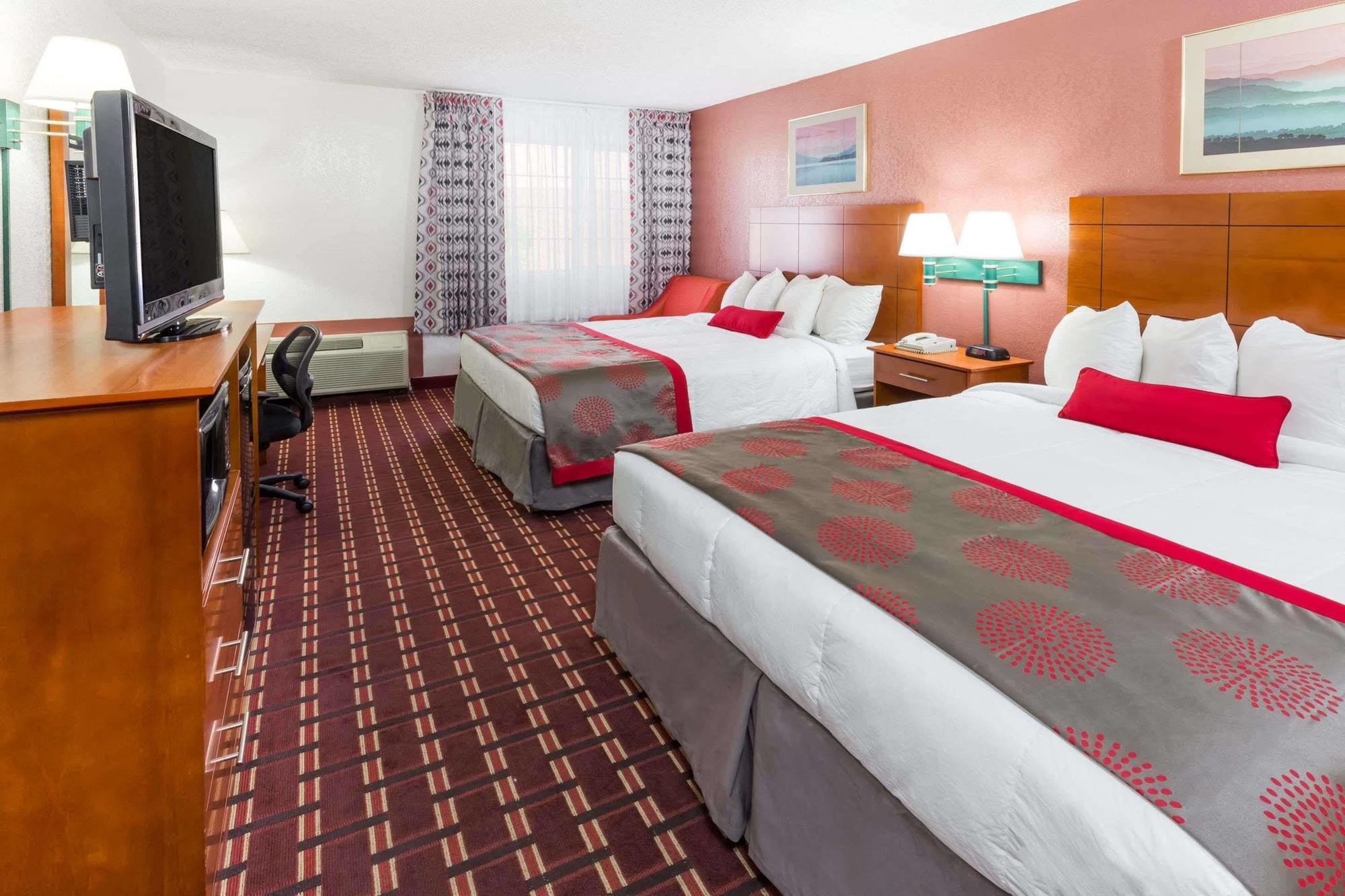 Ramada By Wyndham Medford Hotel & Conference Center ภายนอก รูปภาพ