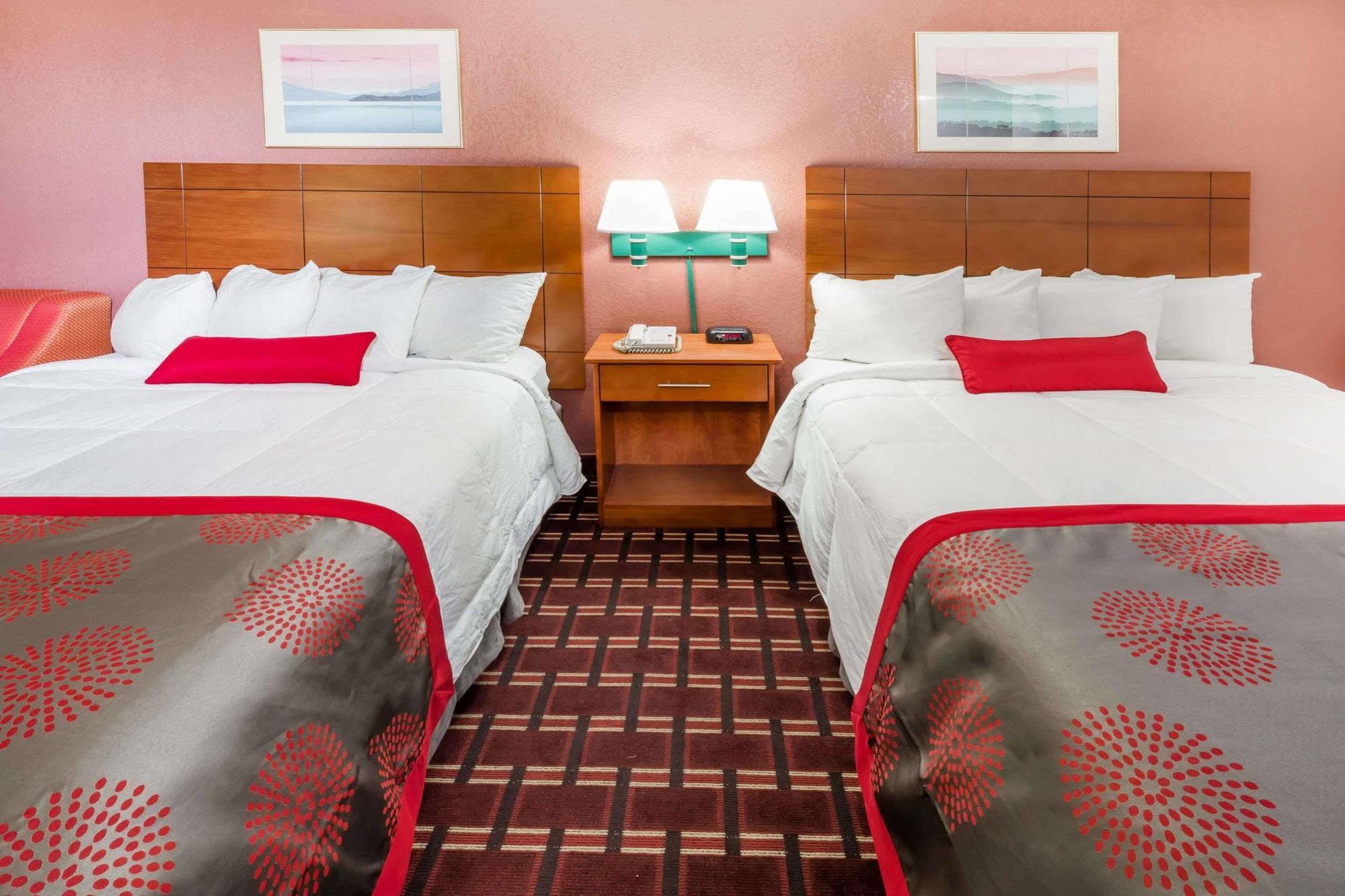 Ramada By Wyndham Medford Hotel & Conference Center ภายนอก รูปภาพ