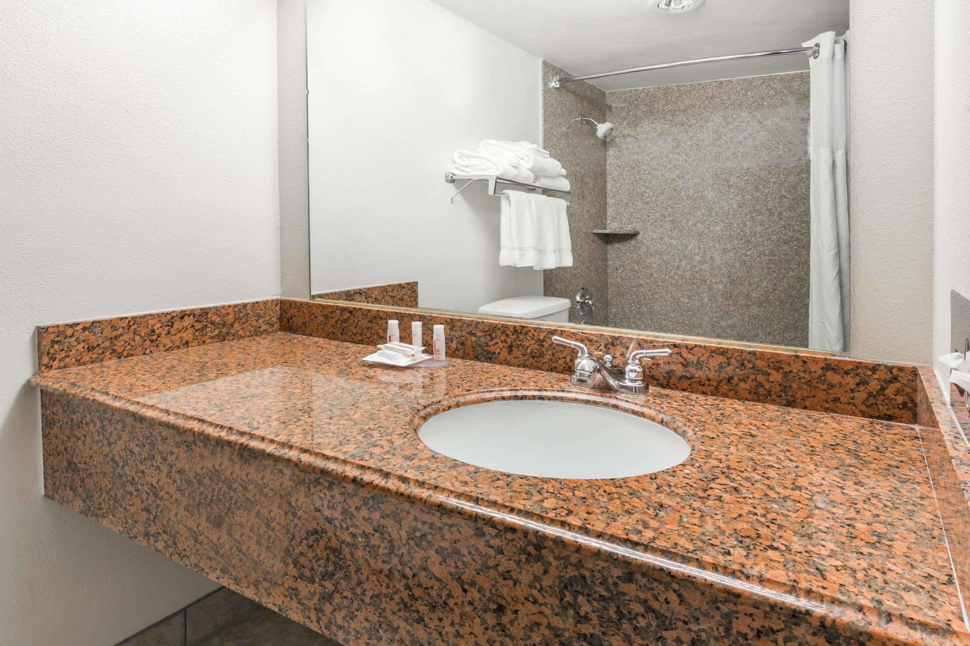 Ramada By Wyndham Medford Hotel & Conference Center ภายนอก รูปภาพ