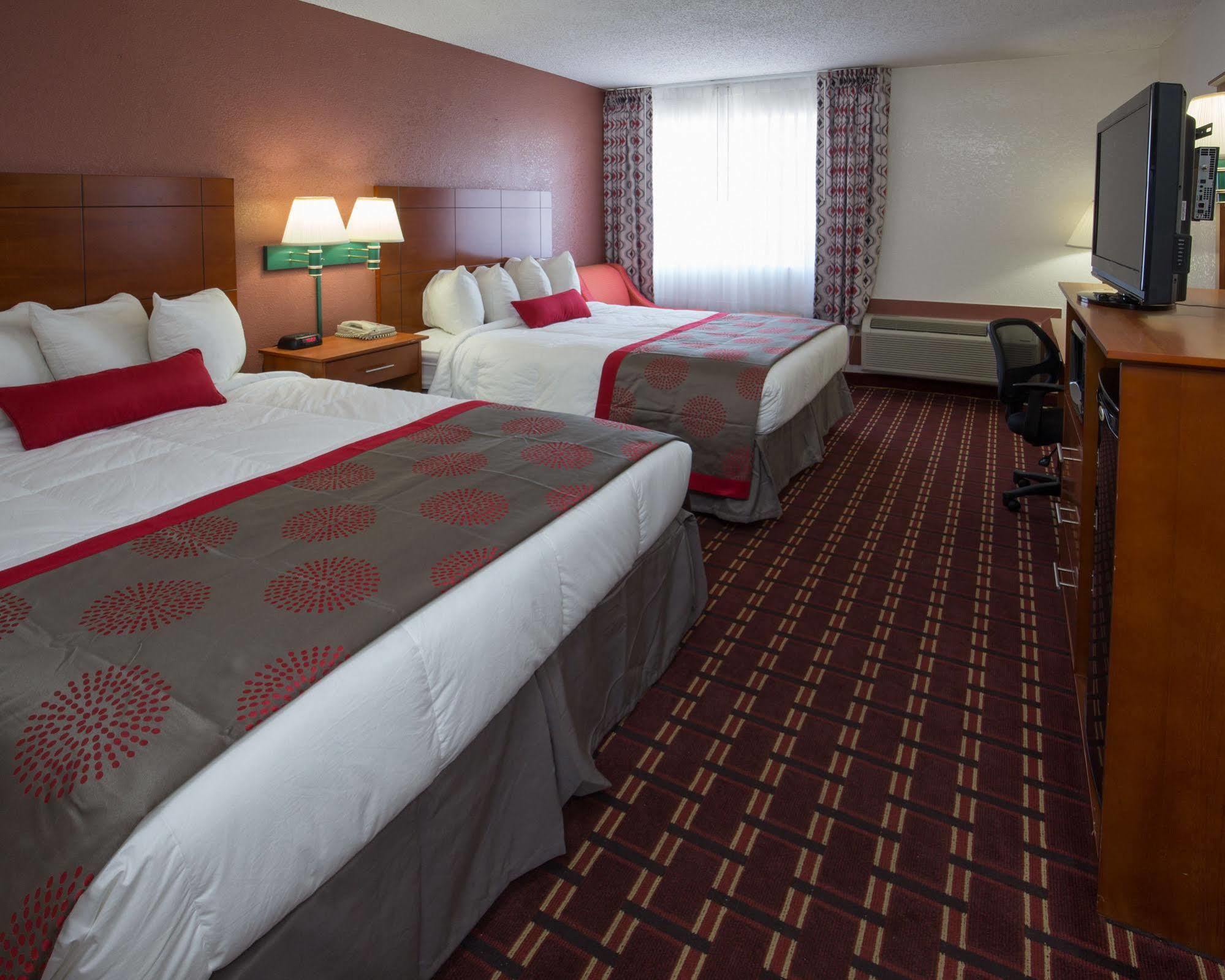 Ramada By Wyndham Medford Hotel & Conference Center ภายนอก รูปภาพ