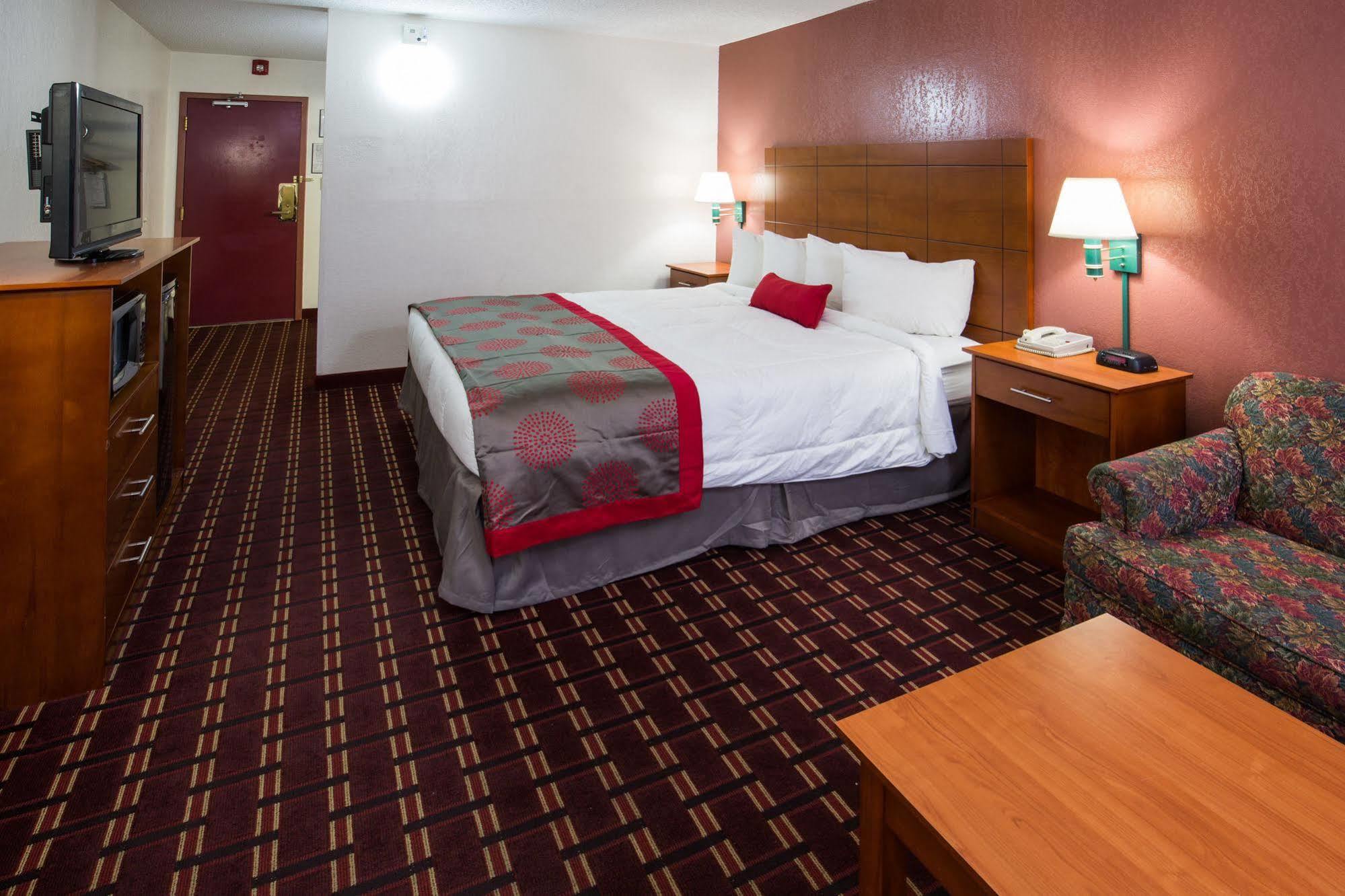 Ramada By Wyndham Medford Hotel & Conference Center ภายนอก รูปภาพ