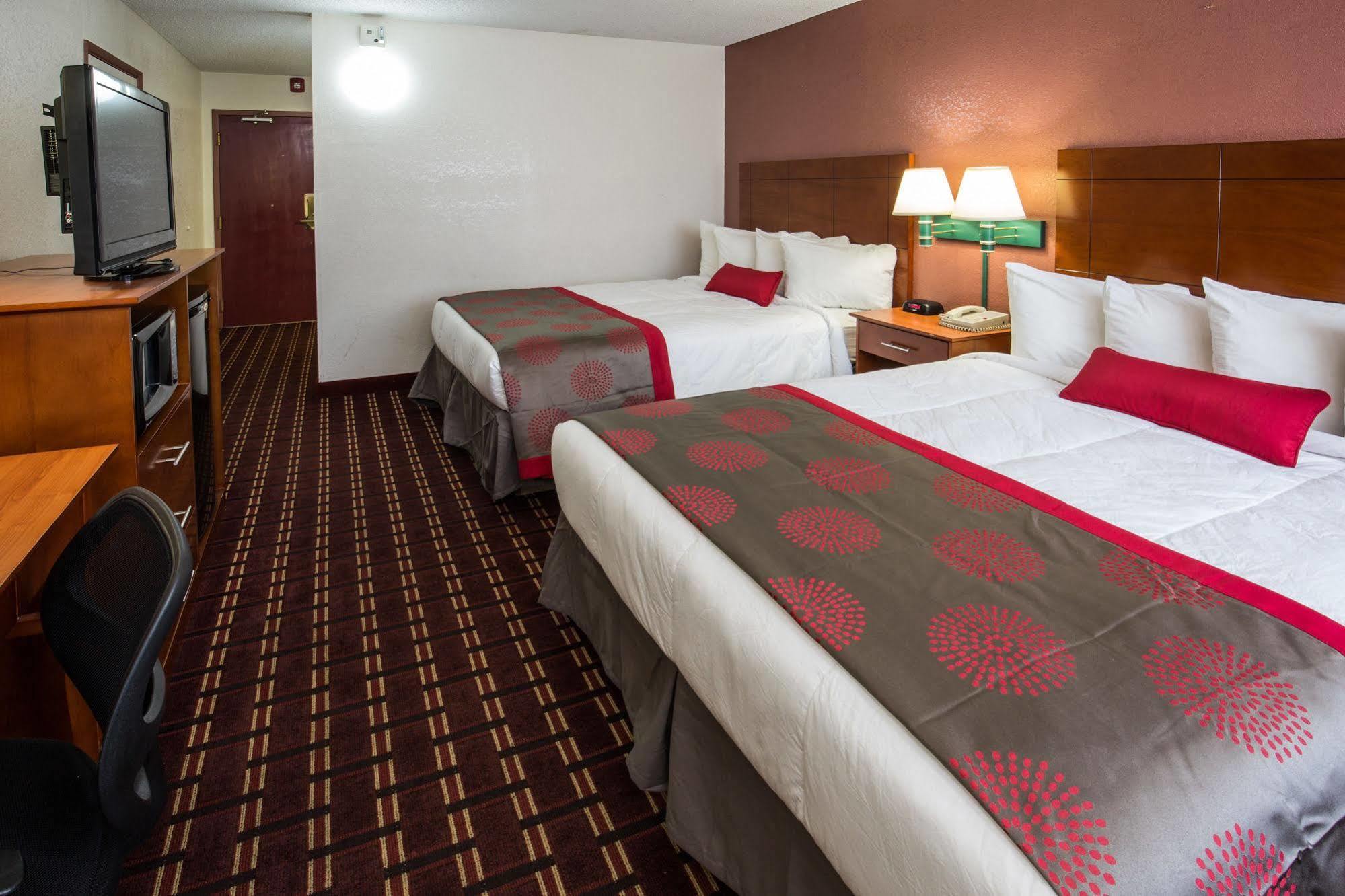 Ramada By Wyndham Medford Hotel & Conference Center ภายนอก รูปภาพ