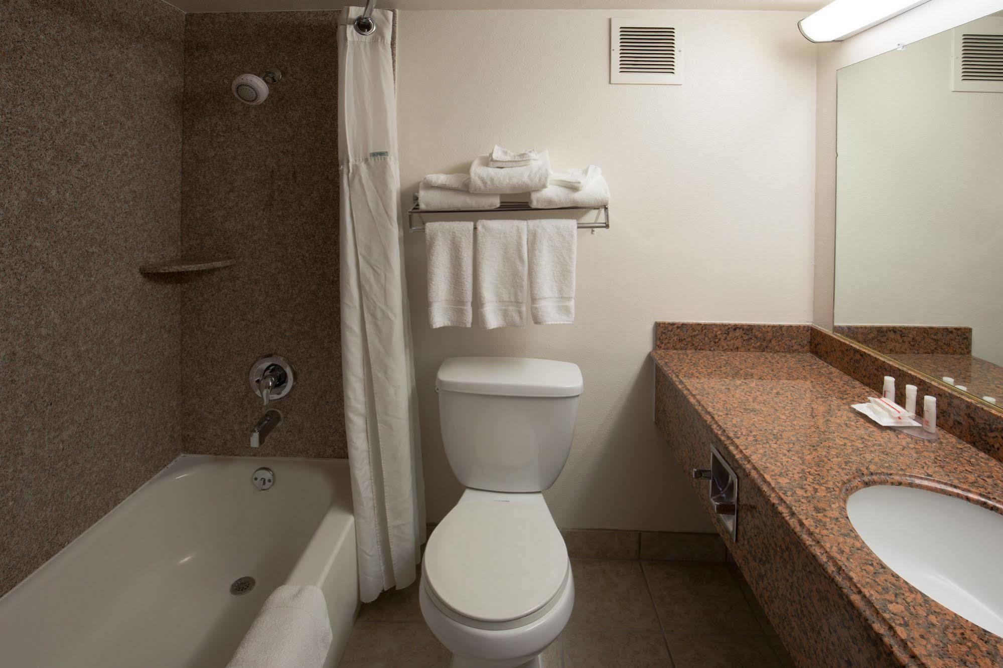 Ramada By Wyndham Medford Hotel & Conference Center ภายนอก รูปภาพ