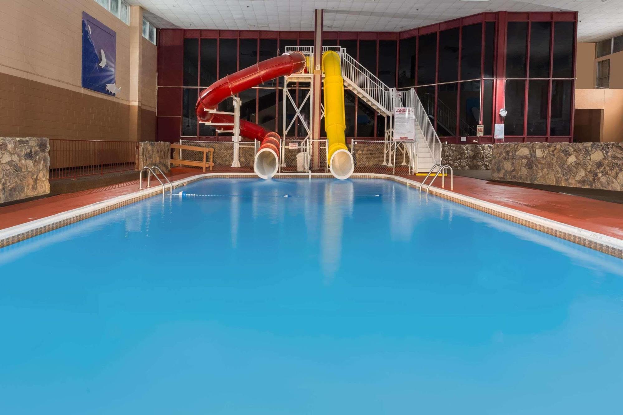 Ramada By Wyndham Medford Hotel & Conference Center ภายนอก รูปภาพ