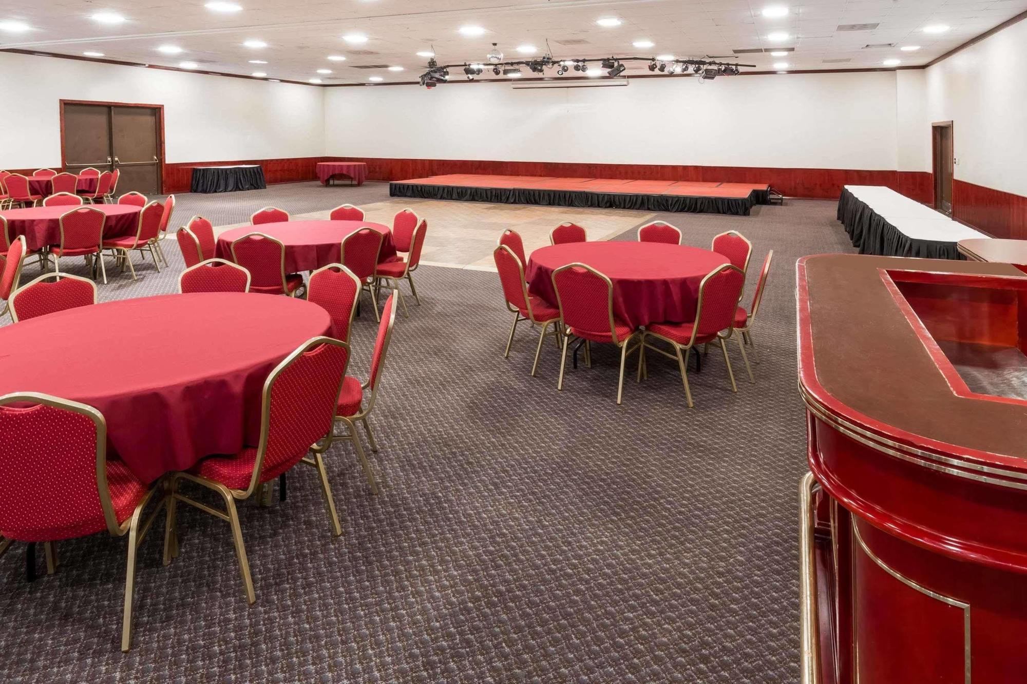 Ramada By Wyndham Medford Hotel & Conference Center ภายนอก รูปภาพ