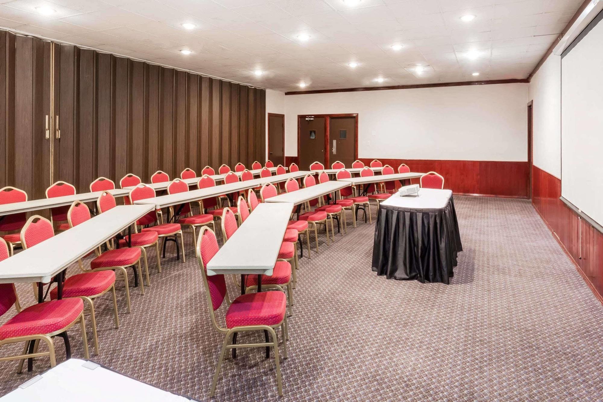 Ramada By Wyndham Medford Hotel & Conference Center ภายนอก รูปภาพ