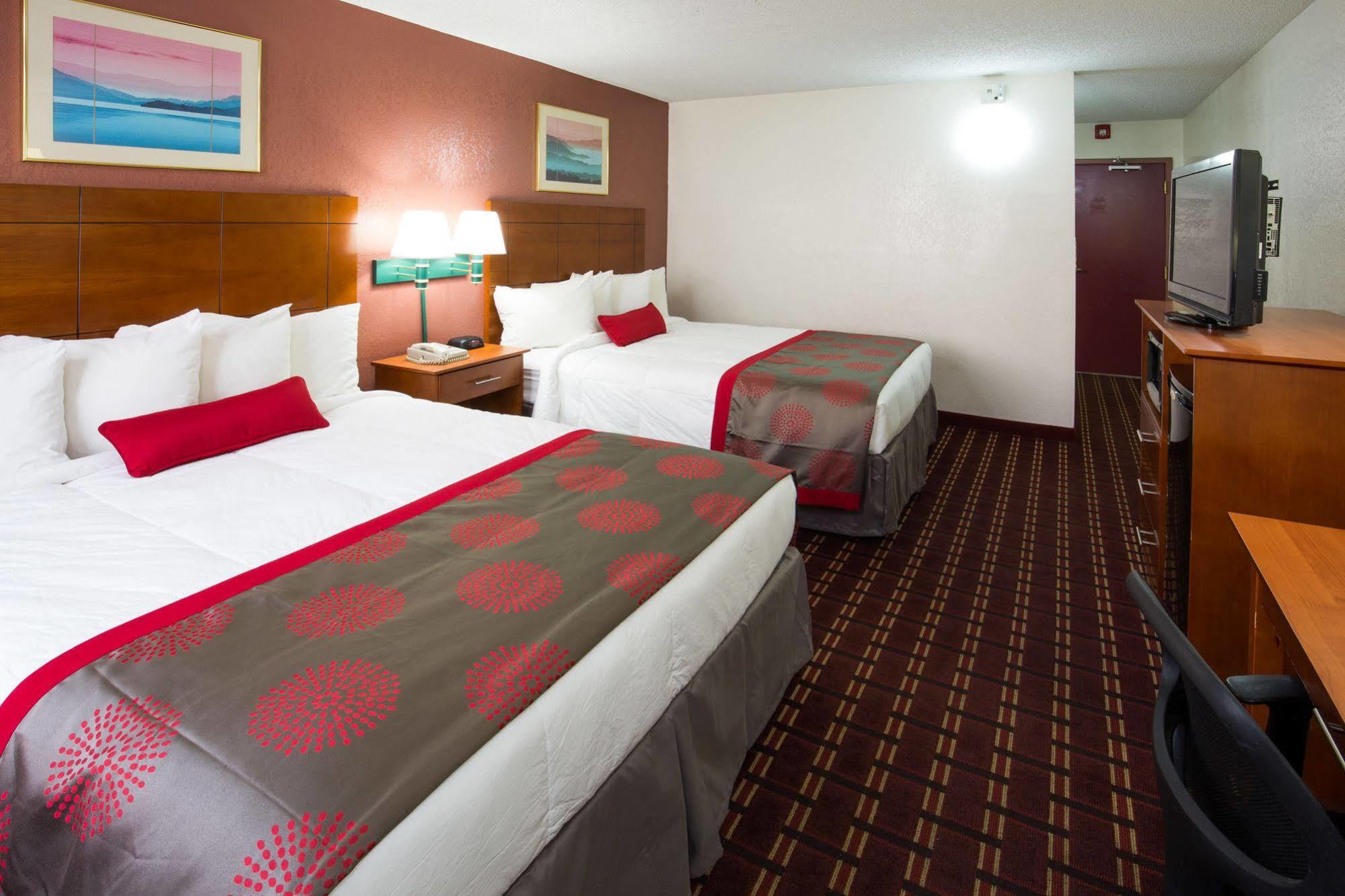 Ramada By Wyndham Medford Hotel & Conference Center ภายนอก รูปภาพ