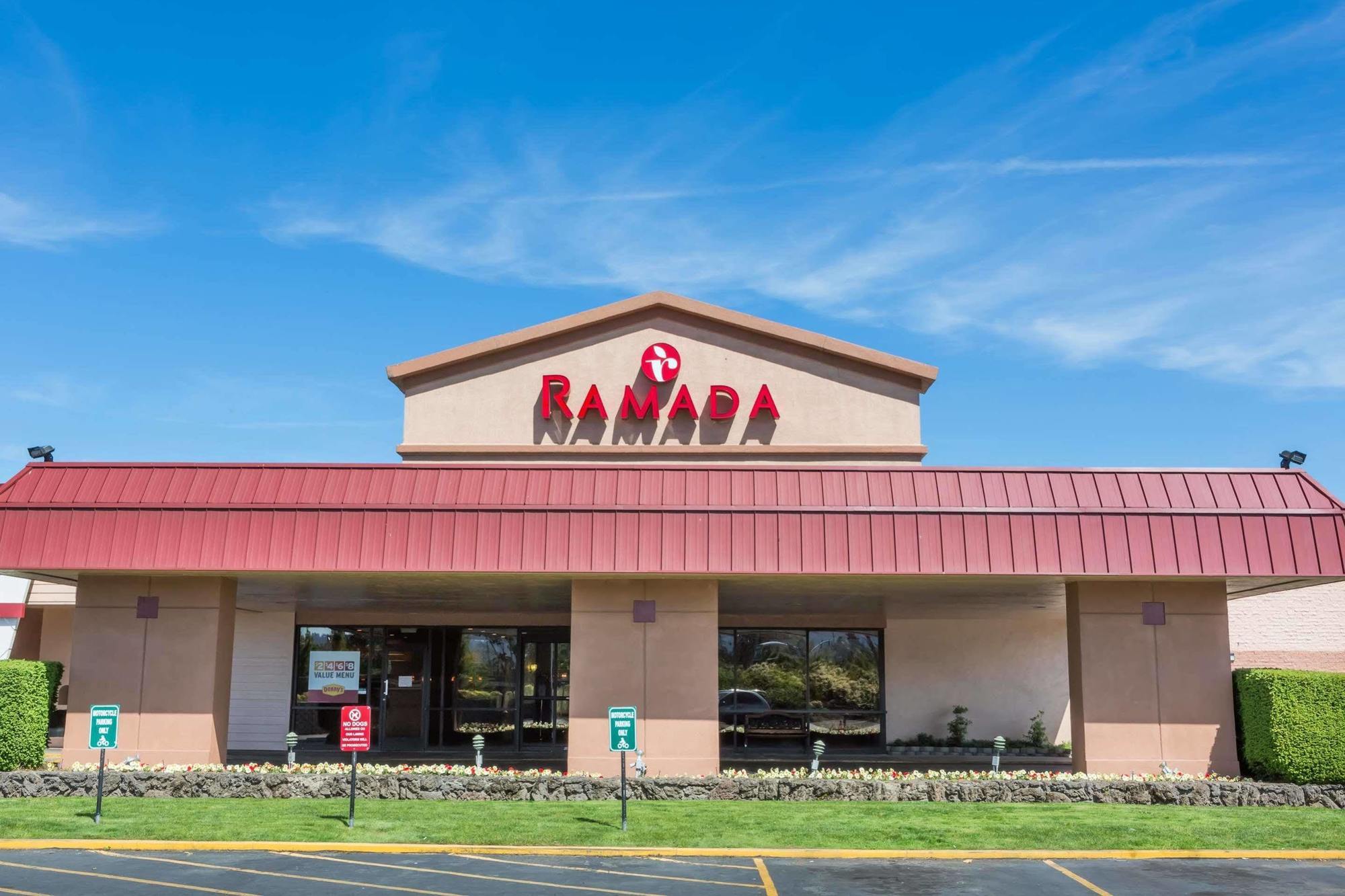 Ramada By Wyndham Medford Hotel & Conference Center ภายนอก รูปภาพ
