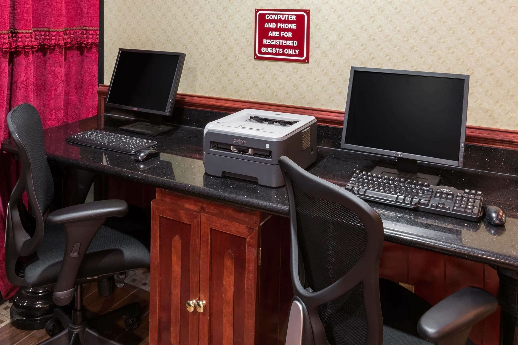 Ramada By Wyndham Medford Hotel & Conference Center ภายนอก รูปภาพ